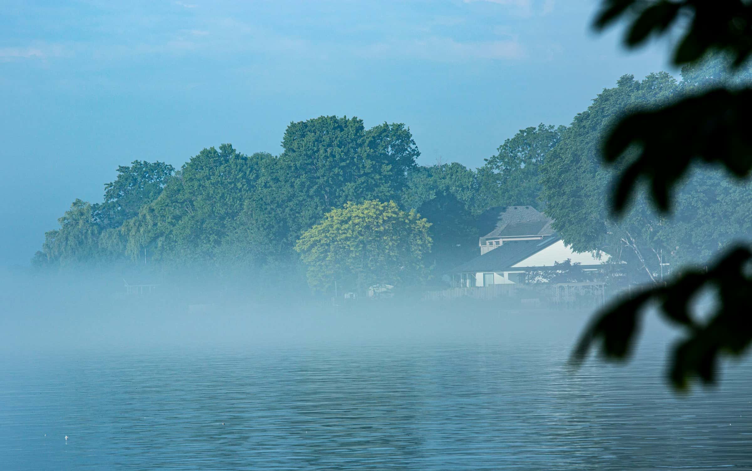 La brume du matin sur le lac Ontario à Port Credit