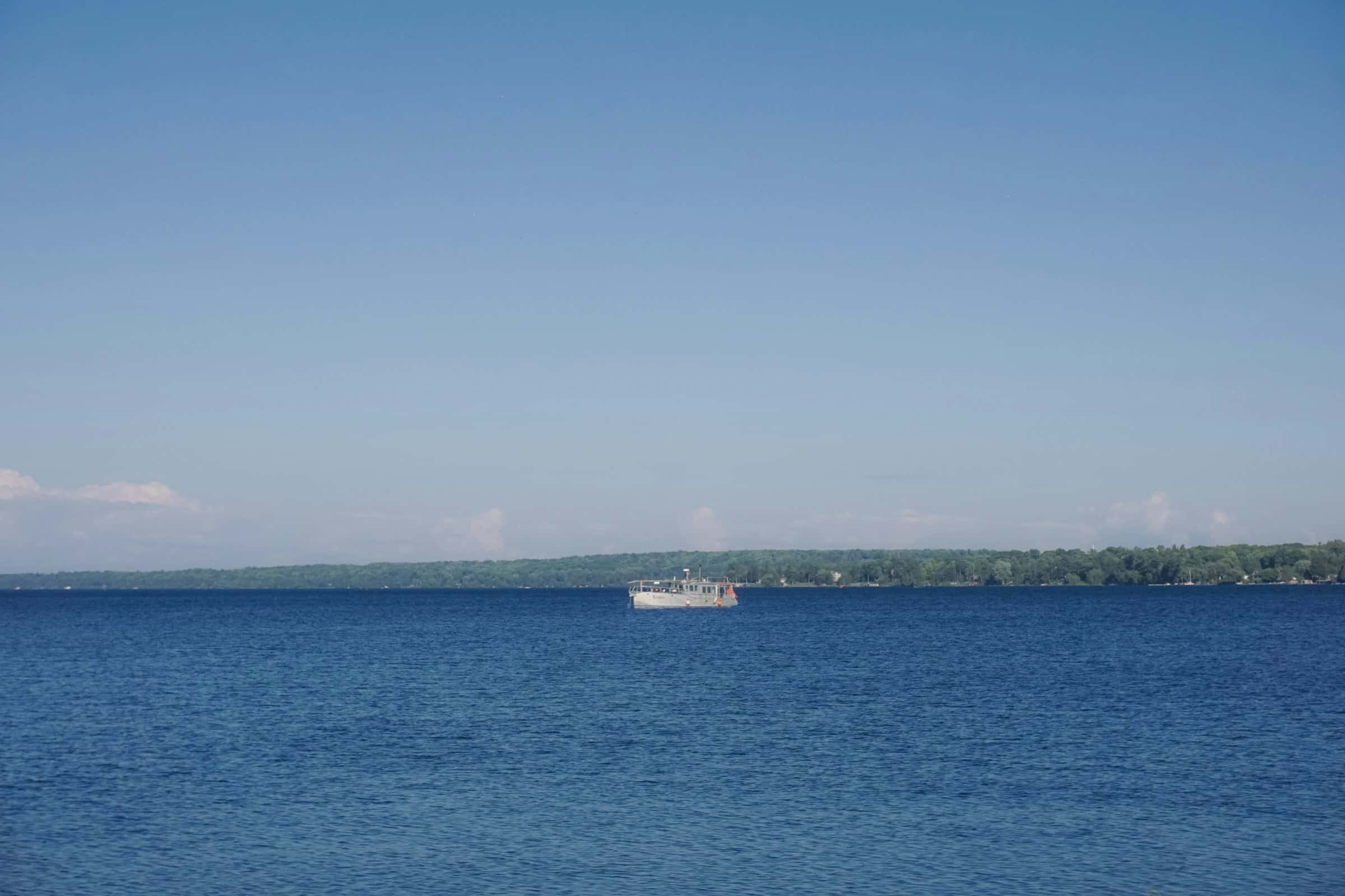 Un voilier au large, sur le lac à Barrie