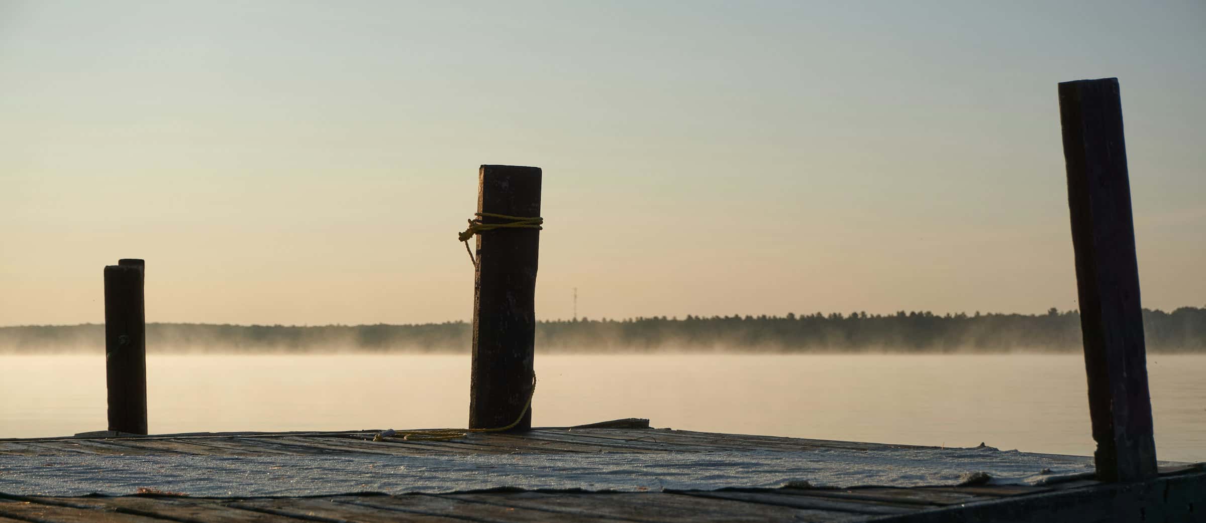 Le brouillard du matin sur le lac Pigeon, dans les Kawarthas