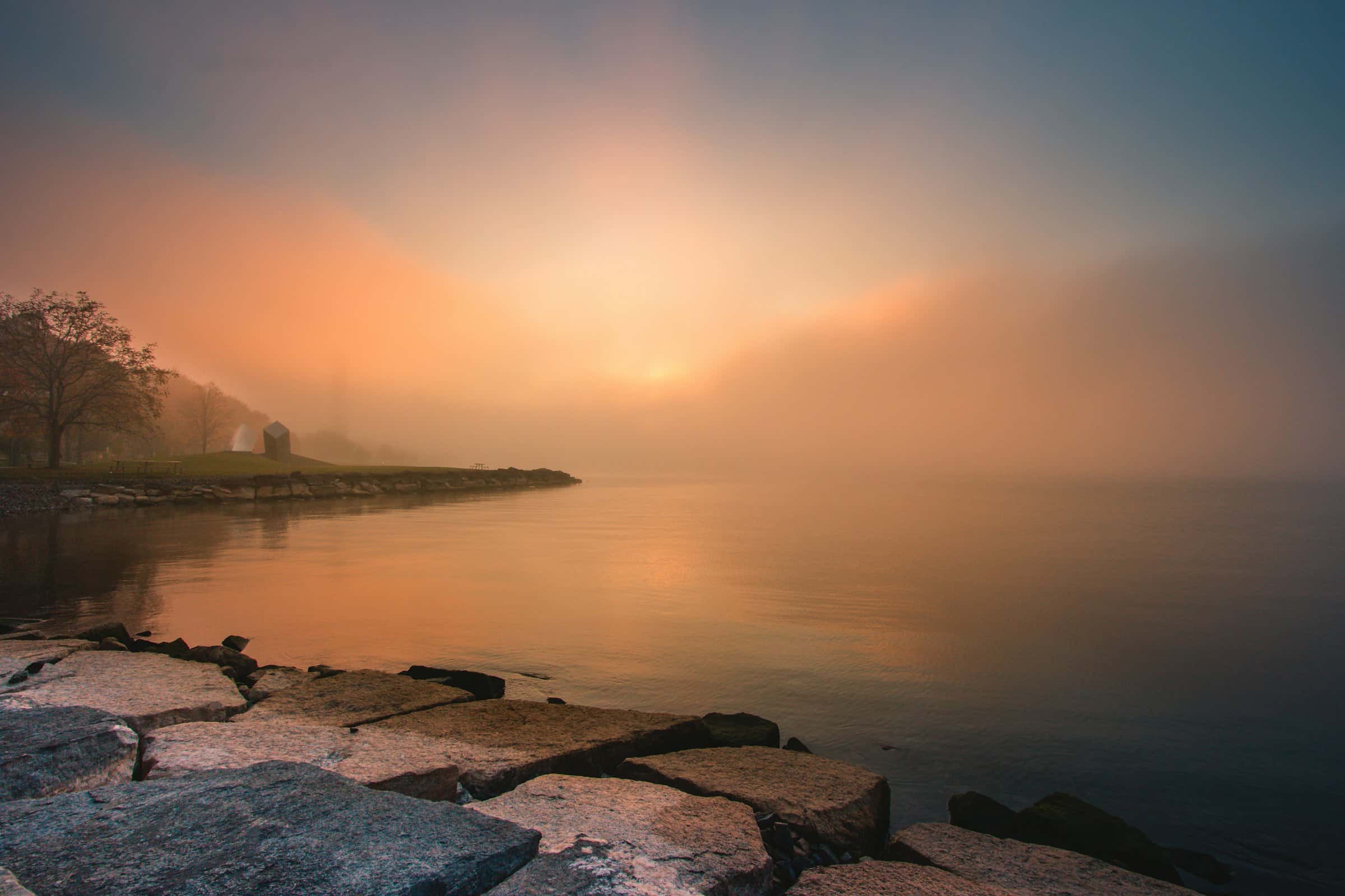 Un lever de soleil brumeux sur le bord de l’eau à Kingston