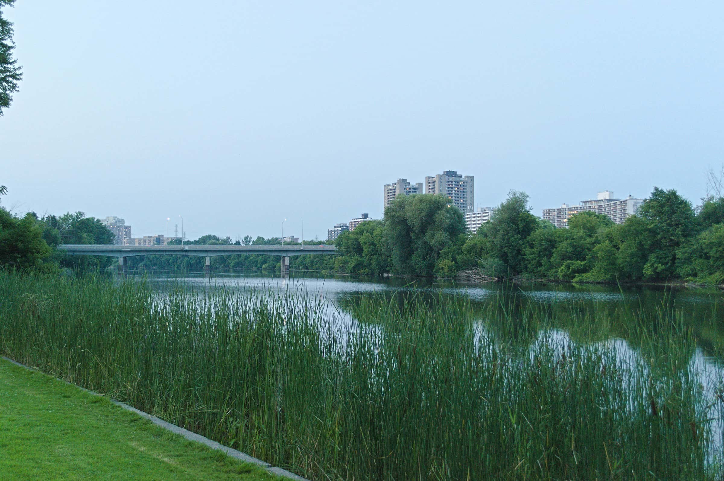 La rivière Rideau au crépuscule à Ottawa