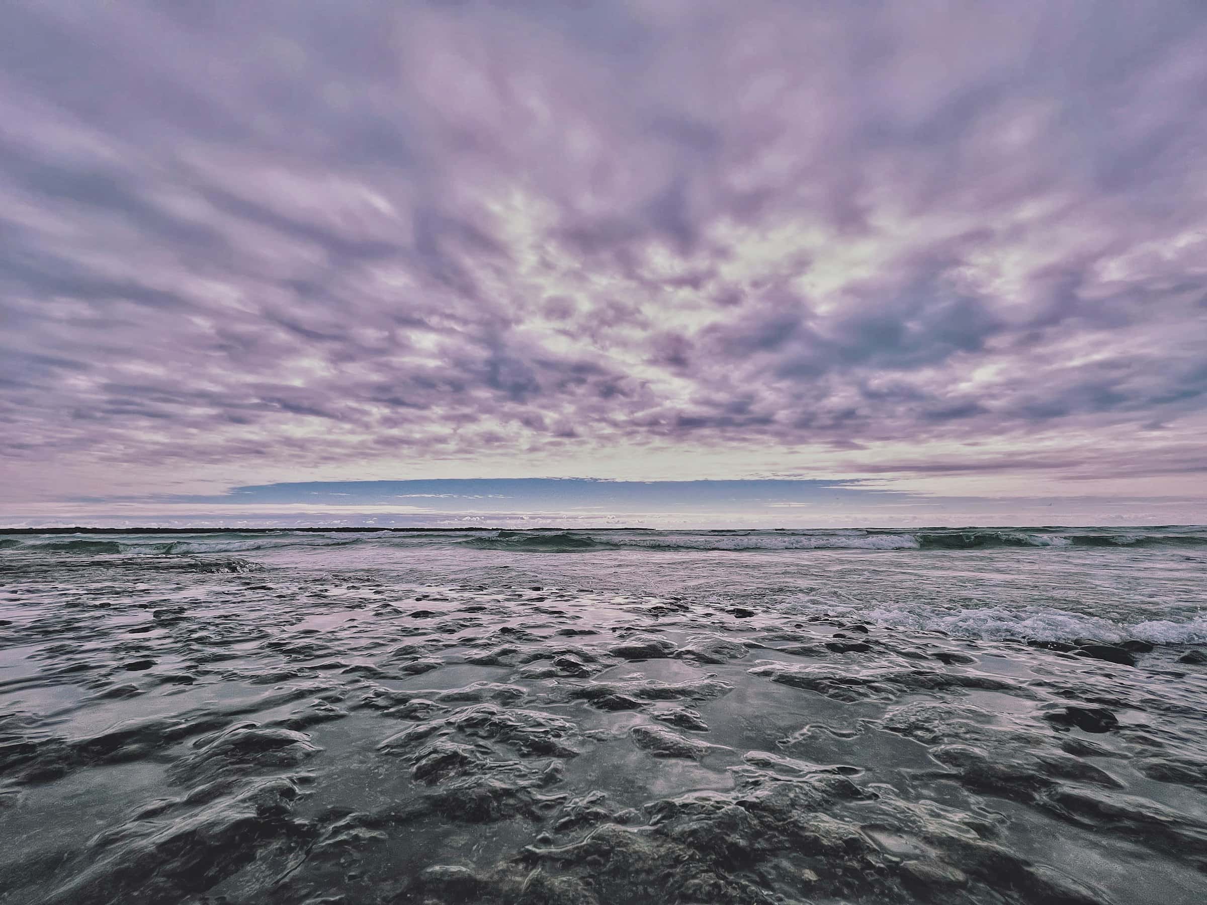 Des vagues sur la rive du lac Ontario dans le comté de Prince Edward